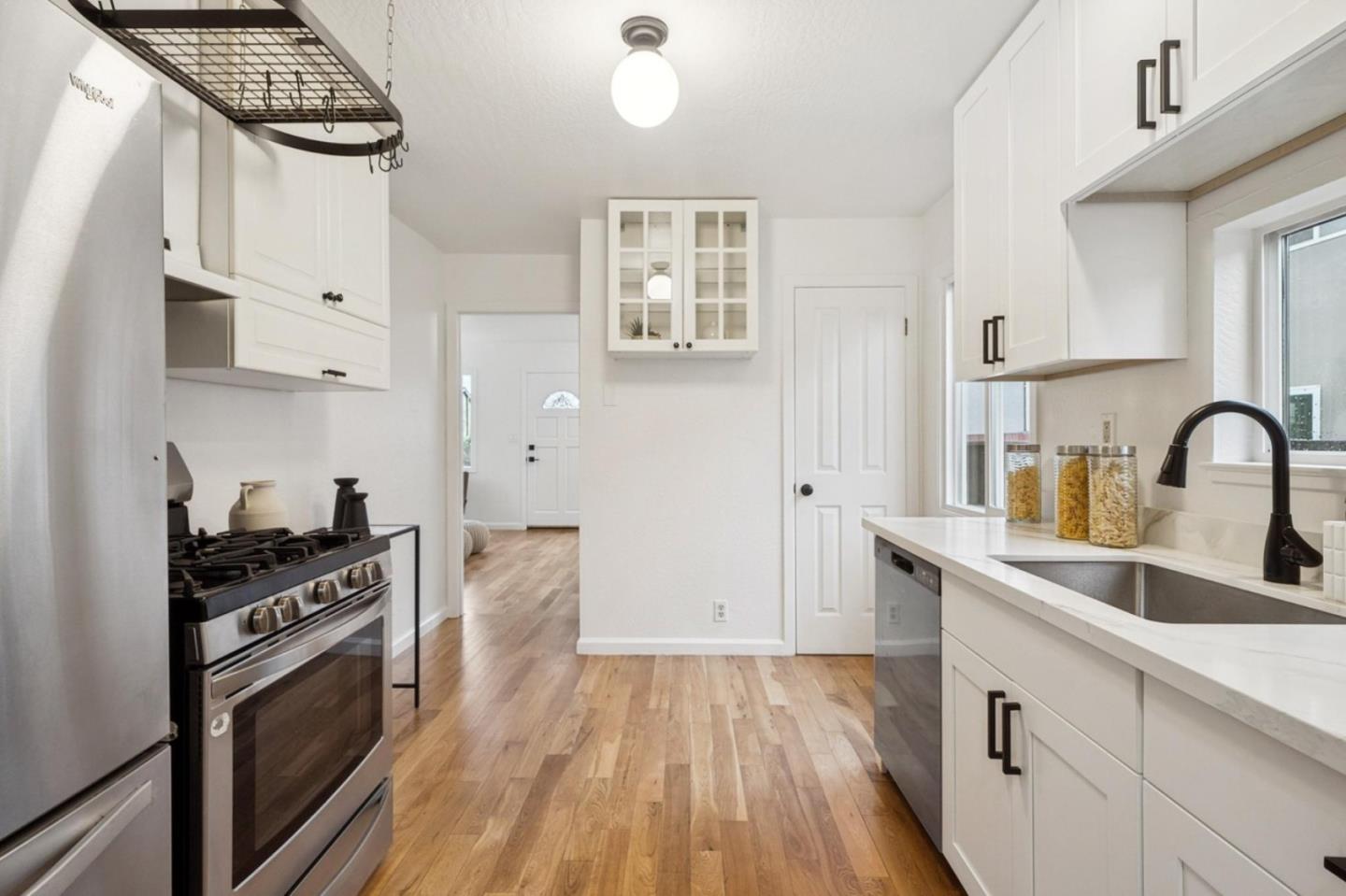 Detail Gallery Image 5 of 12 For 184 Paloma Ave, Pacifica,  CA 94044 - 3 Beds | 1 Baths