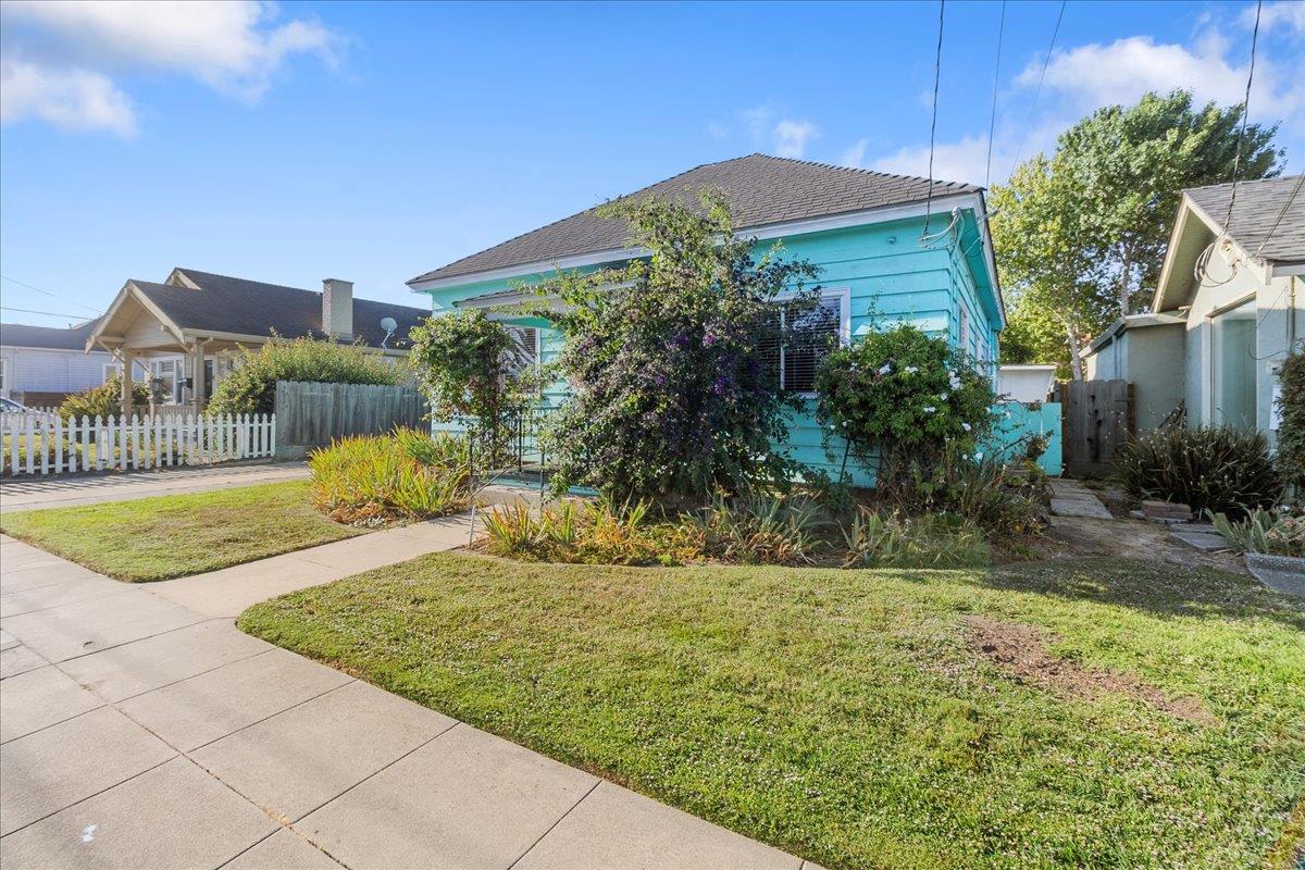 Detail Gallery Image 2 of 30 For 226 Harvest St, Salinas,  CA 93901 - 2 Beds | 1/1 Baths