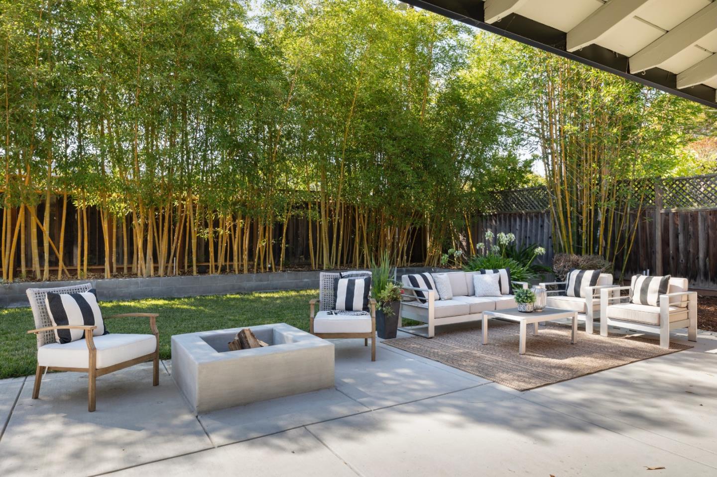 Detail Gallery Image 14 of 31 For 1981 Newcastle Dr, Los Altos,  CA 94024 - 4 Beds | 2/1 Baths
