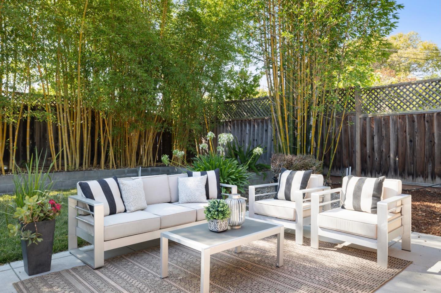 Detail Gallery Image 17 of 31 For 1981 Newcastle Dr, Los Altos,  CA 94024 - 4 Beds | 2/1 Baths
