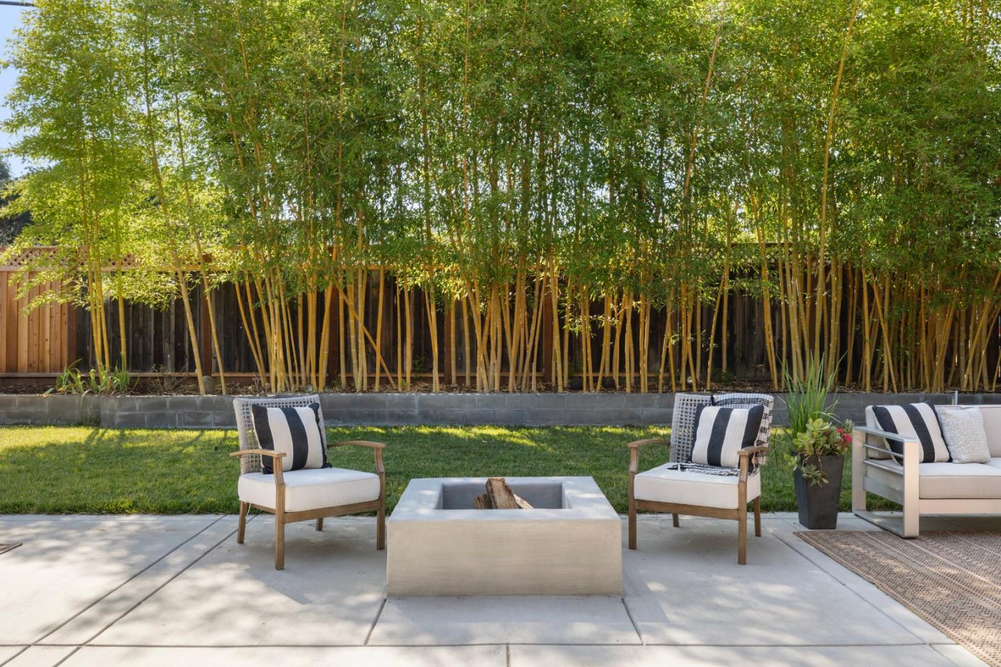 Detail Gallery Image 18 of 31 For 1981 Newcastle Dr, Los Altos,  CA 94024 - 4 Beds | 2/1 Baths