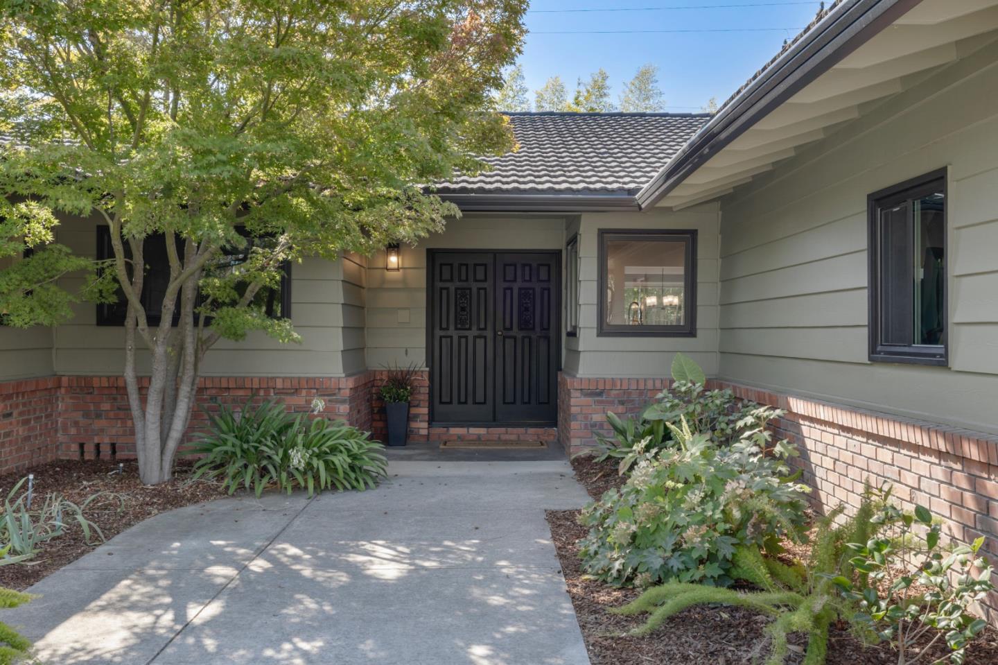 Detail Gallery Image 2 of 31 For 1981 Newcastle Dr, Los Altos,  CA 94024 - 4 Beds | 2/1 Baths