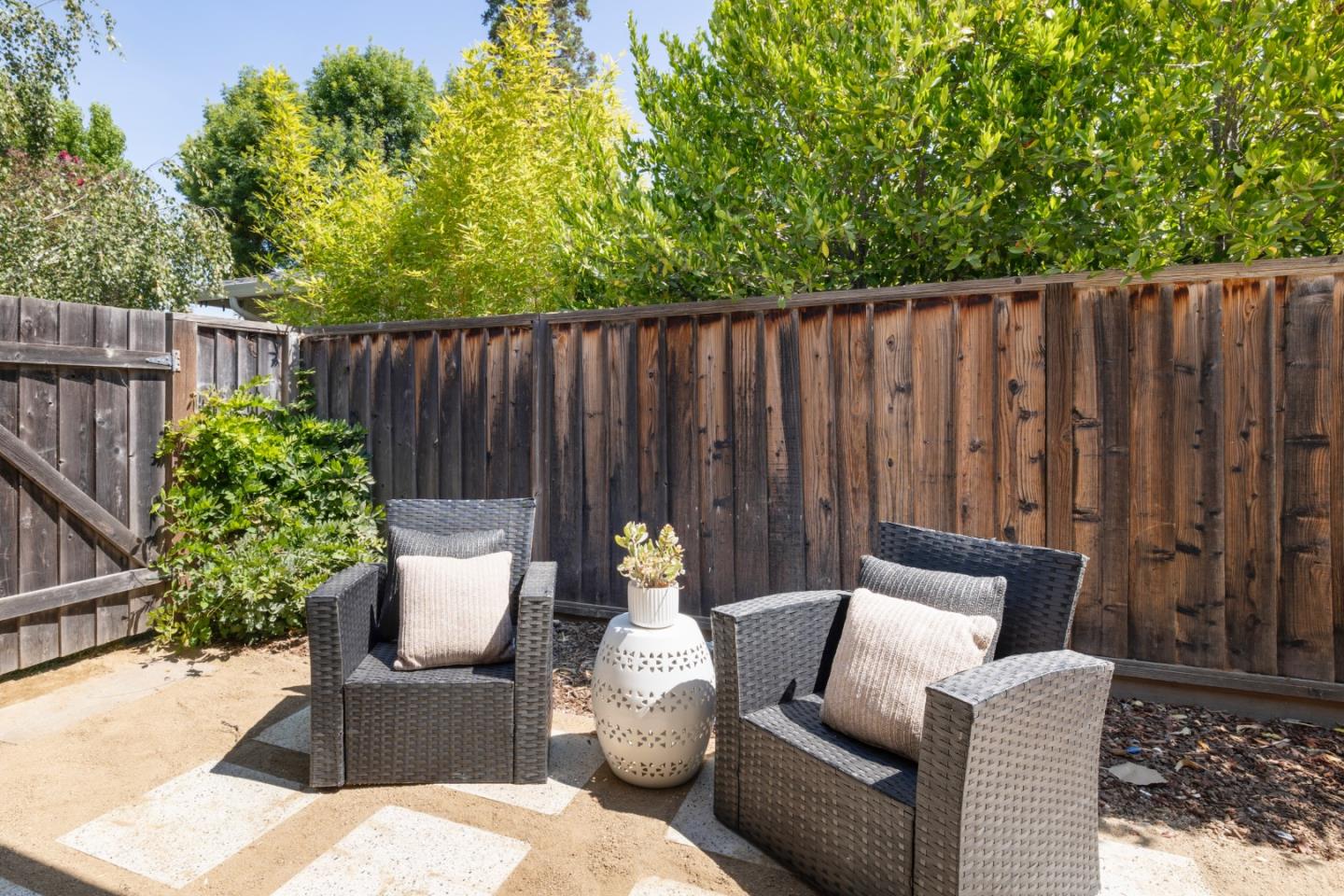 Detail Gallery Image 20 of 31 For 1981 Newcastle Dr, Los Altos,  CA 94024 - 4 Beds | 2/1 Baths