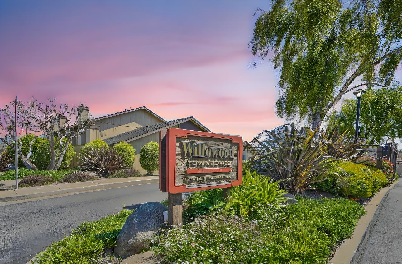 Detail Gallery Image 1 of 14 For 1884 Cherokee Dr #4,  Salinas,  CA 93906 - 3 Beds | 2/1 Baths