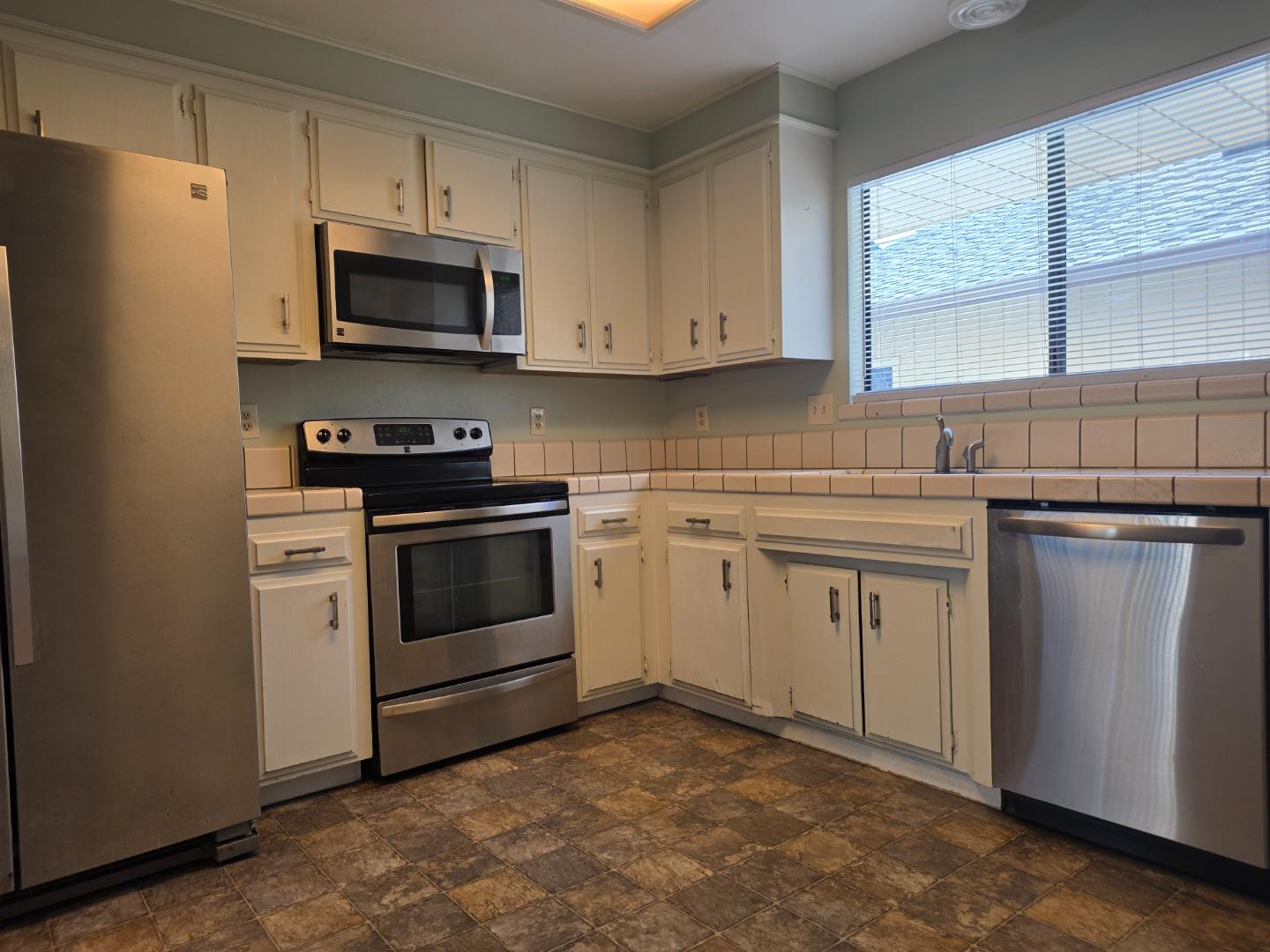 Detail Gallery Image 4 of 14 For 1884 Cherokee Dr #4,  Salinas,  CA 93906 - 3 Beds | 2/1 Baths