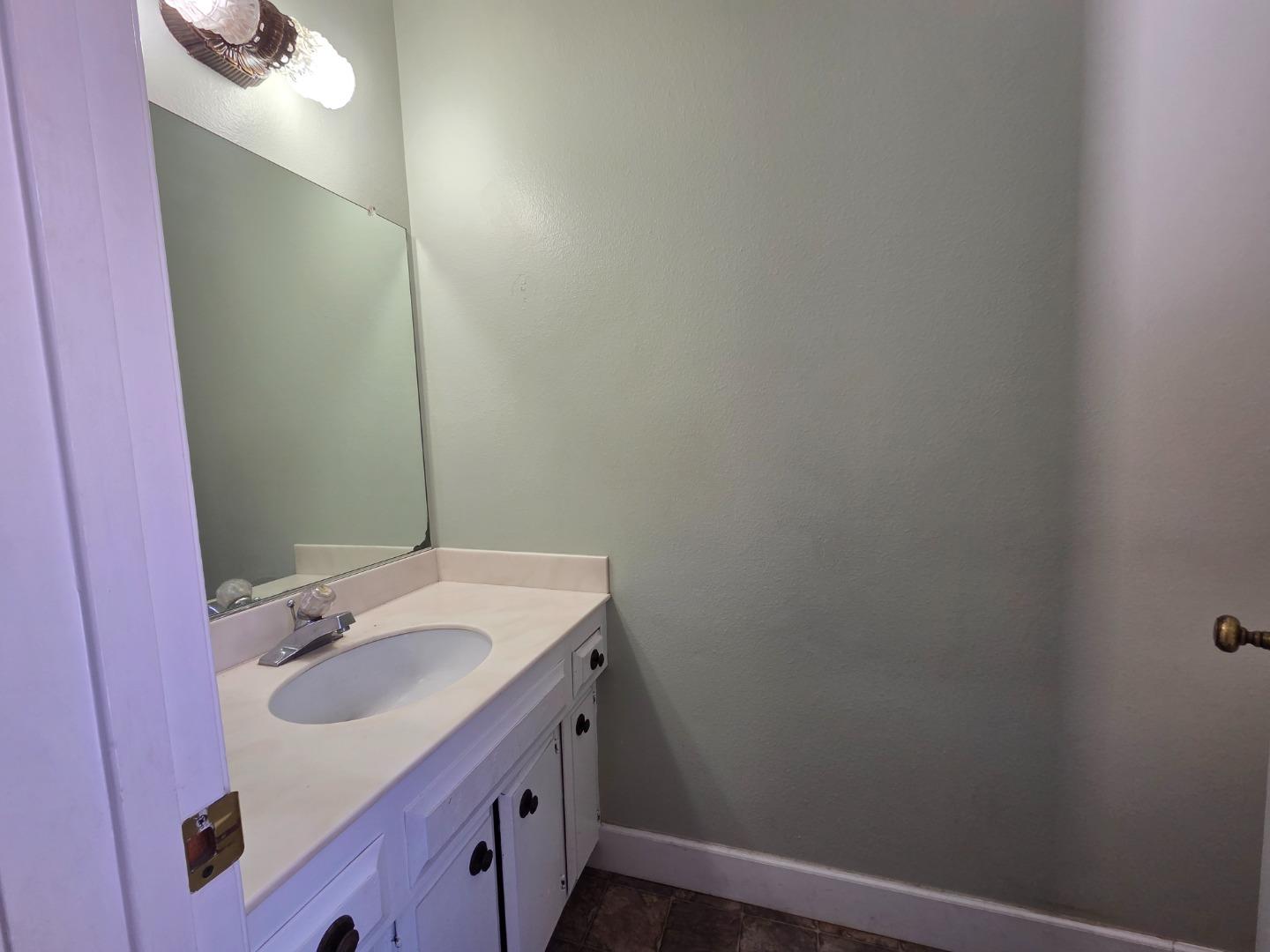 Detail Gallery Image 5 of 14 For 1884 Cherokee Dr #4,  Salinas,  CA 93906 - 3 Beds | 2/1 Baths