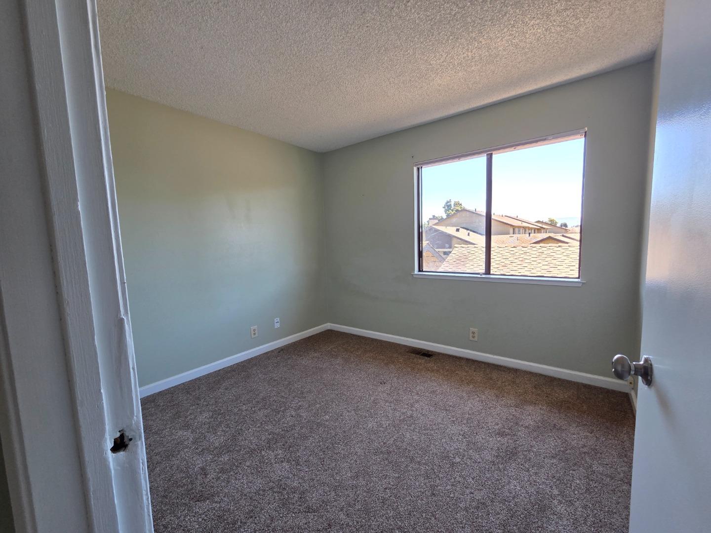 Detail Gallery Image 7 of 14 For 1884 Cherokee Dr #4,  Salinas,  CA 93906 - 3 Beds | 2/1 Baths