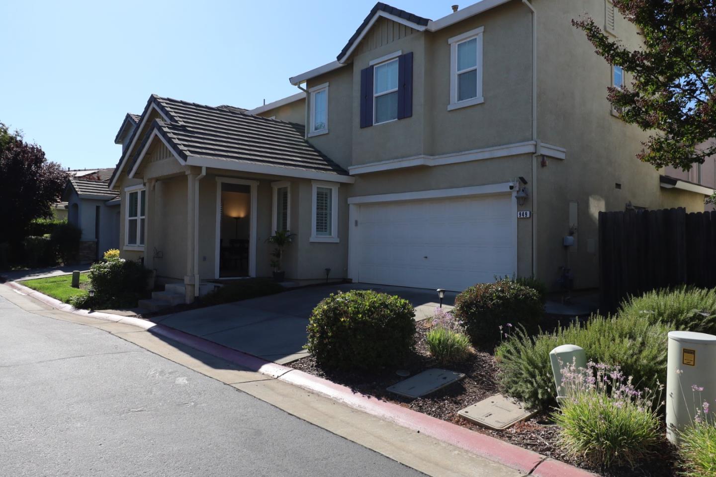 Detail Gallery Image 1 of 43 For 949 Courtyards Loop, Lincoln,  CA 95648 - 3 Beds | 3 Baths