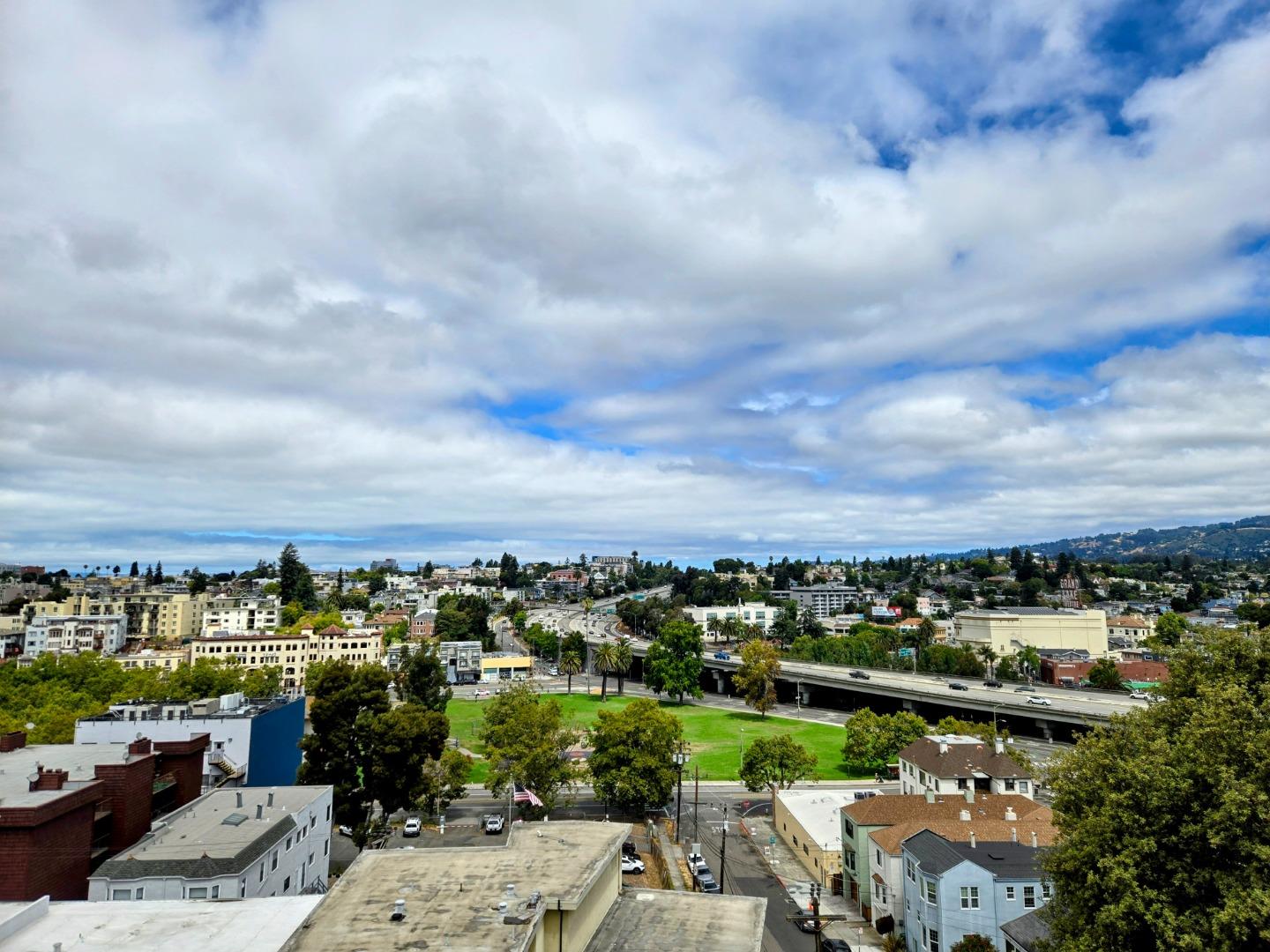Detail Gallery Image 4 of 20 For 551 Merritt Ave #1,  Oakland,  CA 94610 - 2 Beds | 2 Baths
