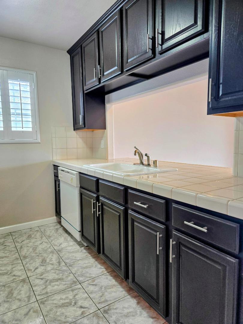 Detail Gallery Image 8 of 20 For 551 Merritt Ave #1,  Oakland,  CA 94610 - 2 Beds | 2 Baths