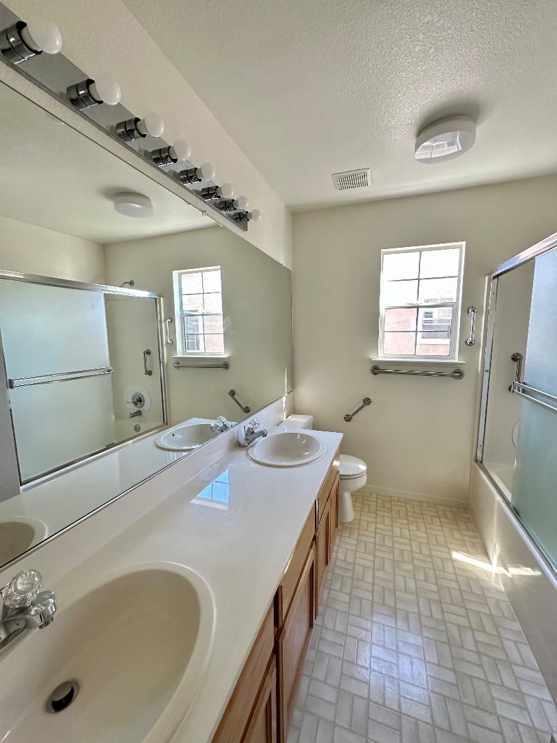 Detail Gallery Image 14 of 19 For 1756 Primrose Ln, Pinole,  CA 94564 - 5 Beds | 2/1 Baths