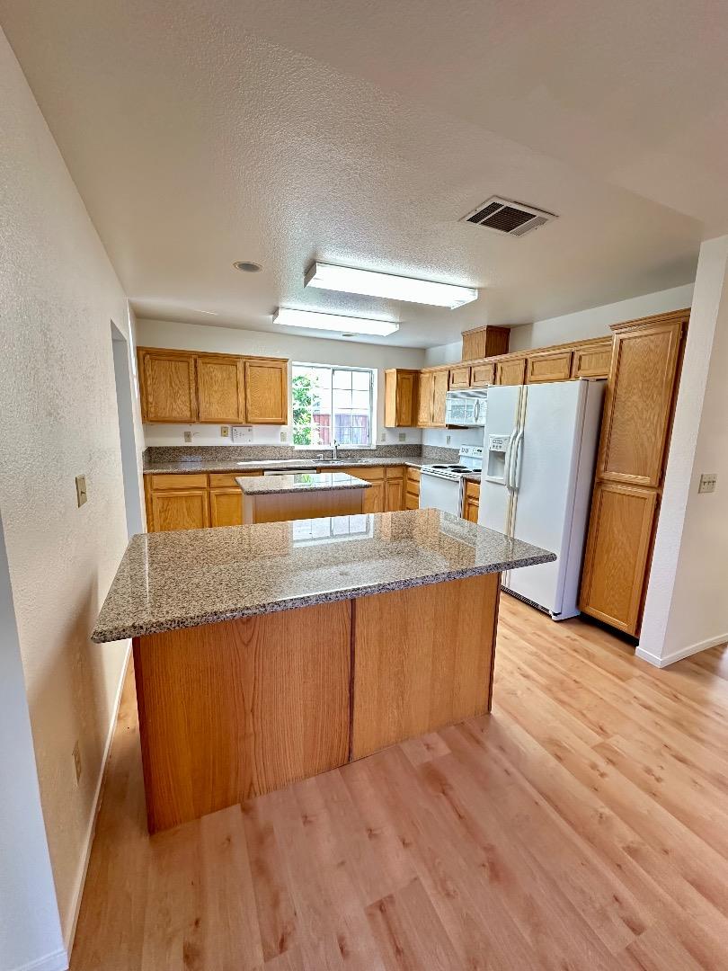 Detail Gallery Image 4 of 19 For 1756 Primrose Ln, Pinole,  CA 94564 - 5 Beds | 2/1 Baths