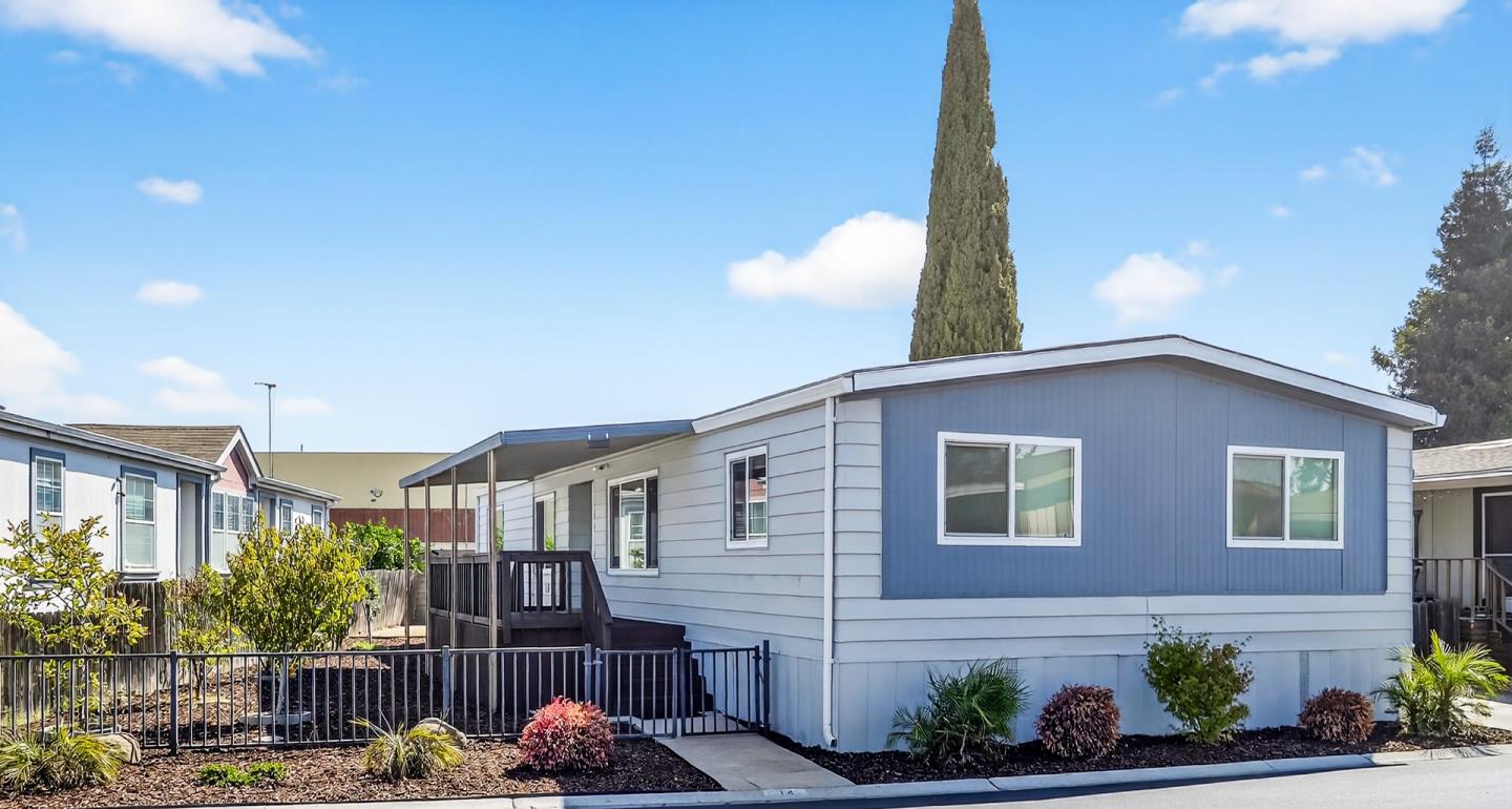 Detail Gallery Image 3 of 43 For 2151 Oakland Rd #14,  San Jose,  CA 95131 - 3 Beds | 2 Baths