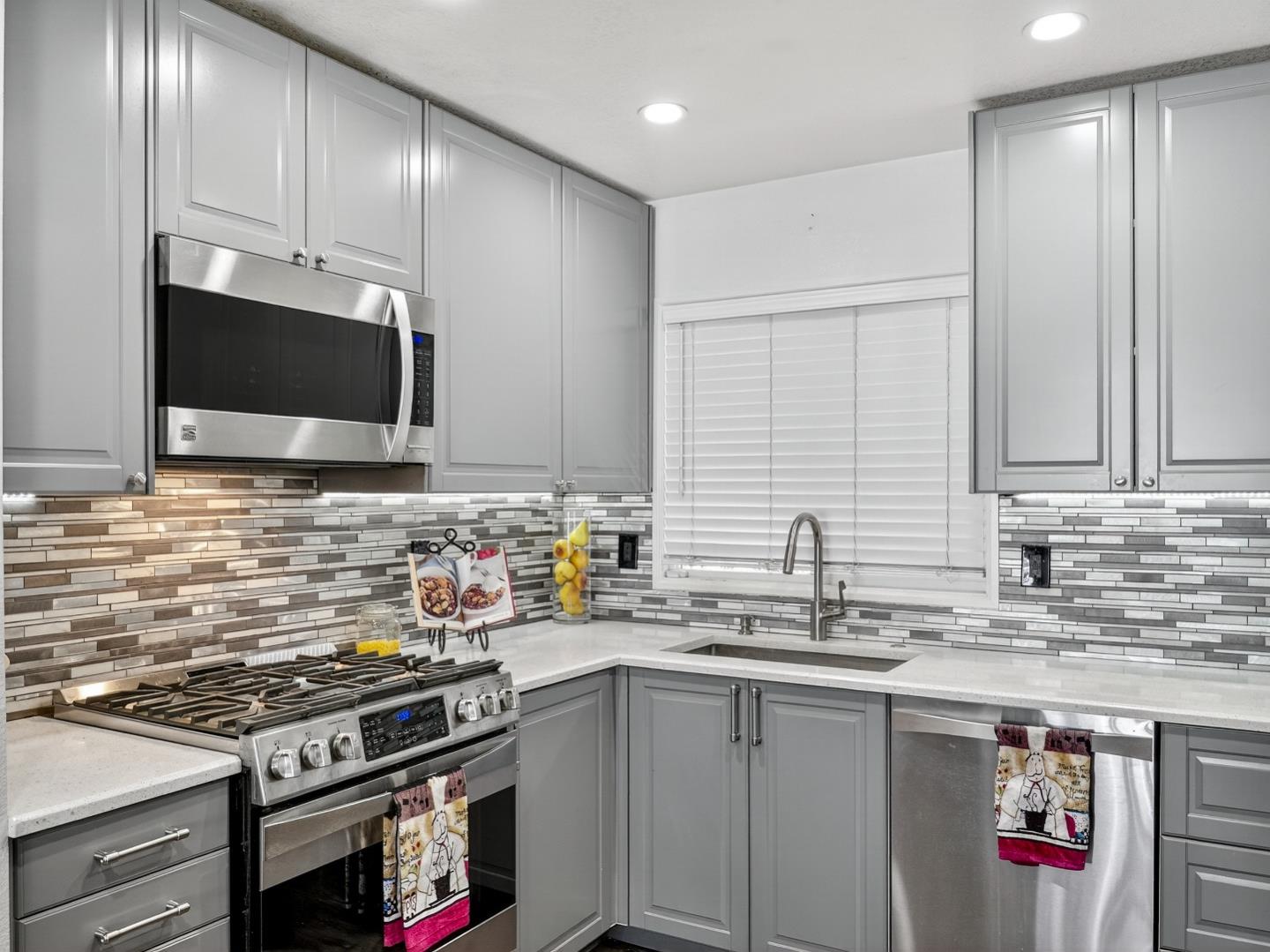 Detail Gallery Image 6 of 43 For 2151 Oakland Rd #14,  San Jose,  CA 95131 - 3 Beds | 2 Baths