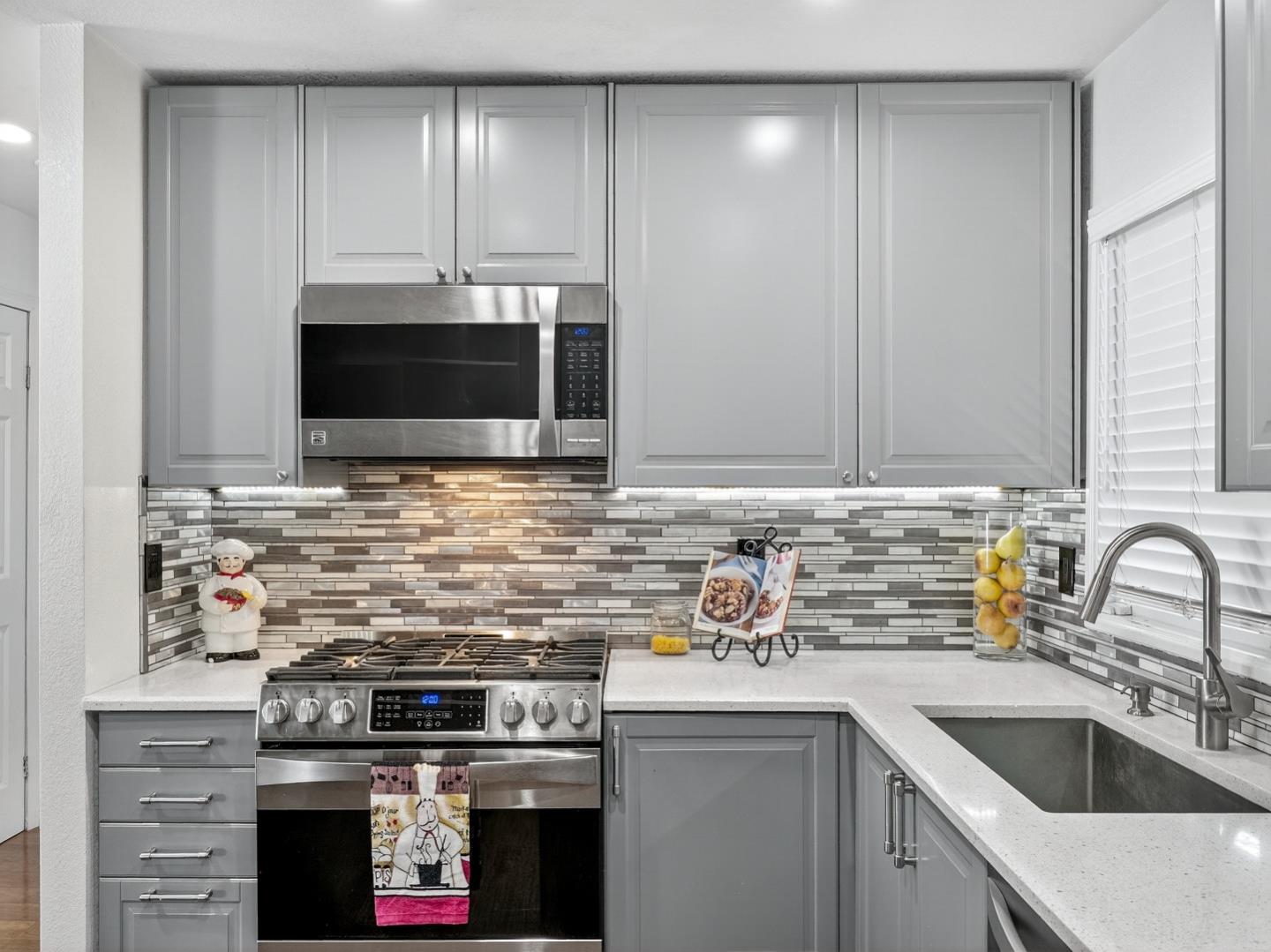 Detail Gallery Image 7 of 43 For 2151 Oakland Rd #14,  San Jose,  CA 95131 - 3 Beds | 2 Baths