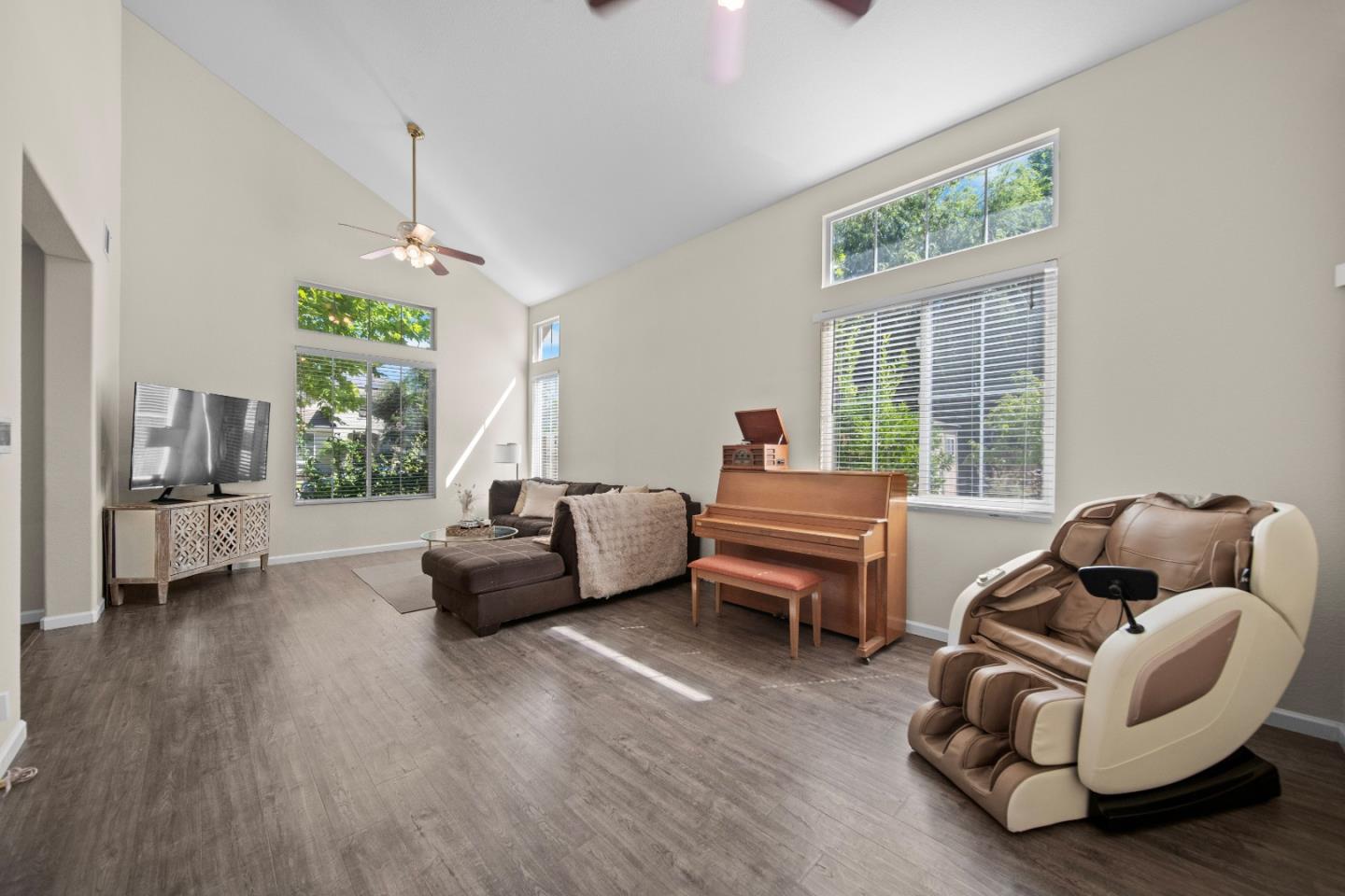 Detail Gallery Image 4 of 37 For 4537 Wagon Trail Way, Antioch,  CA 94531 - 5 Beds | 4 Baths