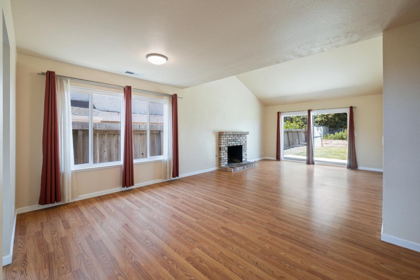Detail Gallery Image 5 of 47 For 419 Rico St, Salinas,  CA 93907 - 2 Beds | 2 Baths