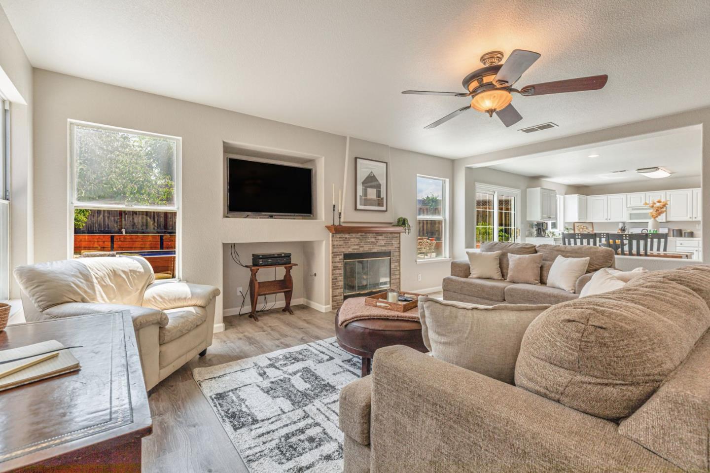 Detail Gallery Image 11 of 45 For 1770 Brentwood Ct, Hollister,  CA 95023 - 4 Beds | 2/1 Baths