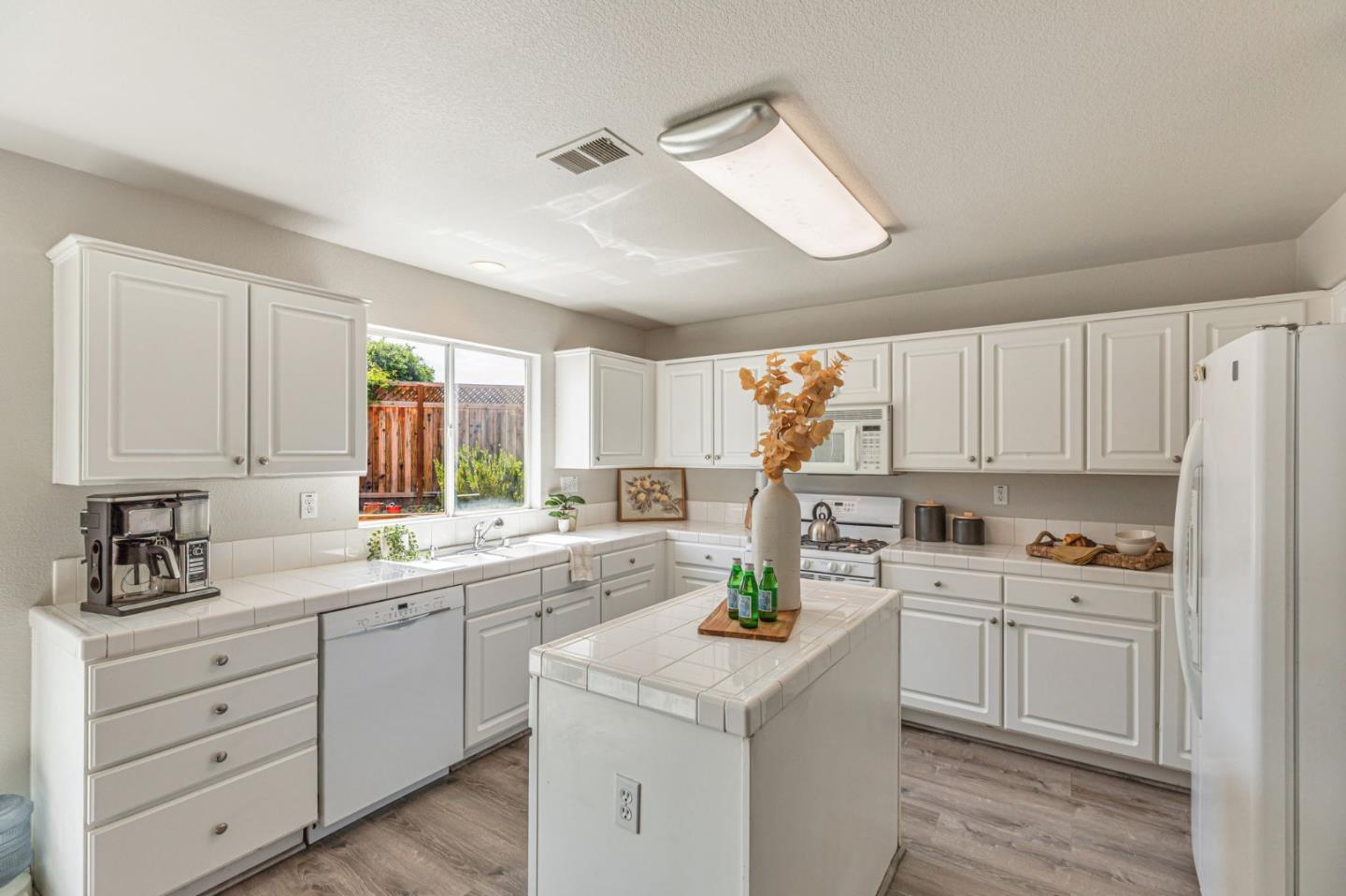 Detail Gallery Image 13 of 45 For 1770 Brentwood Ct, Hollister,  CA 95023 - 4 Beds | 2/1 Baths