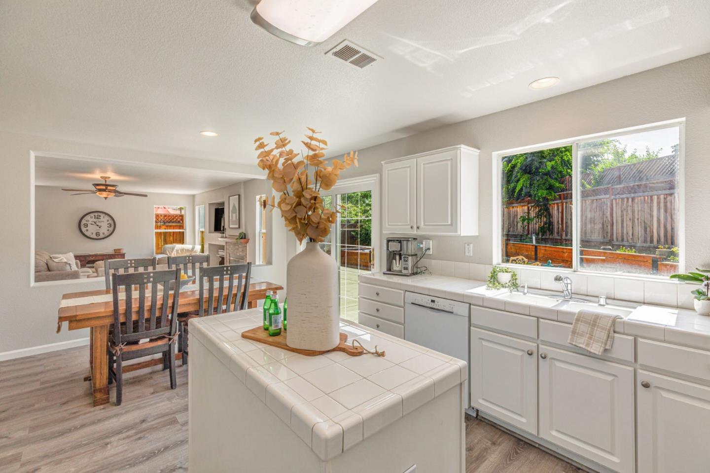 Detail Gallery Image 14 of 45 For 1770 Brentwood Ct, Hollister,  CA 95023 - 4 Beds | 2/1 Baths