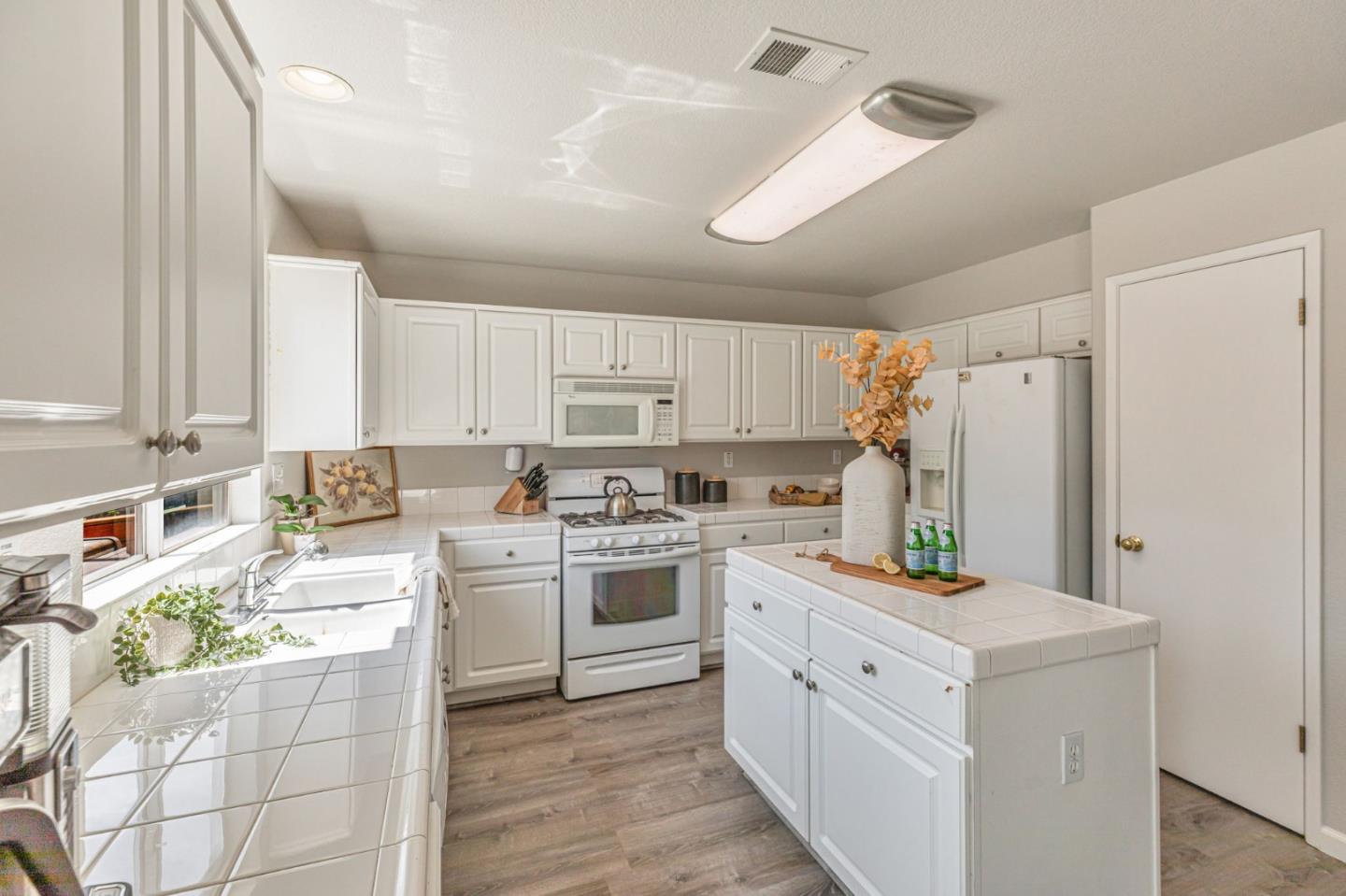 Detail Gallery Image 16 of 45 For 1770 Brentwood Ct, Hollister,  CA 95023 - 4 Beds | 2/1 Baths