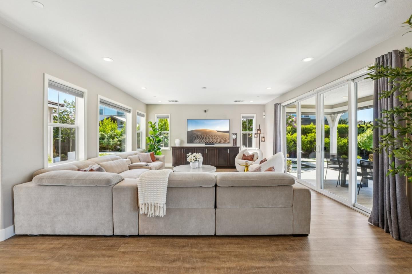 Detail Gallery Image 10 of 85 For 18713 White Moon Dr, Morgan Hill,  CA 95037 - 5 Beds | 4/1 Baths
