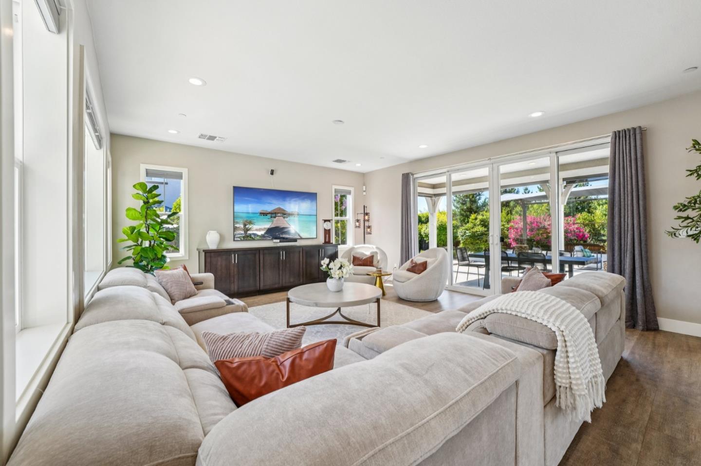 Detail Gallery Image 11 of 85 For 18713 White Moon Dr, Morgan Hill,  CA 95037 - 5 Beds | 4/1 Baths