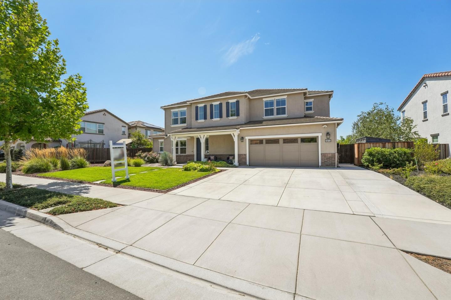 Detail Gallery Image 3 of 85 For 18713 White Moon Dr, Morgan Hill,  CA 95037 - 5 Beds | 4/1 Baths