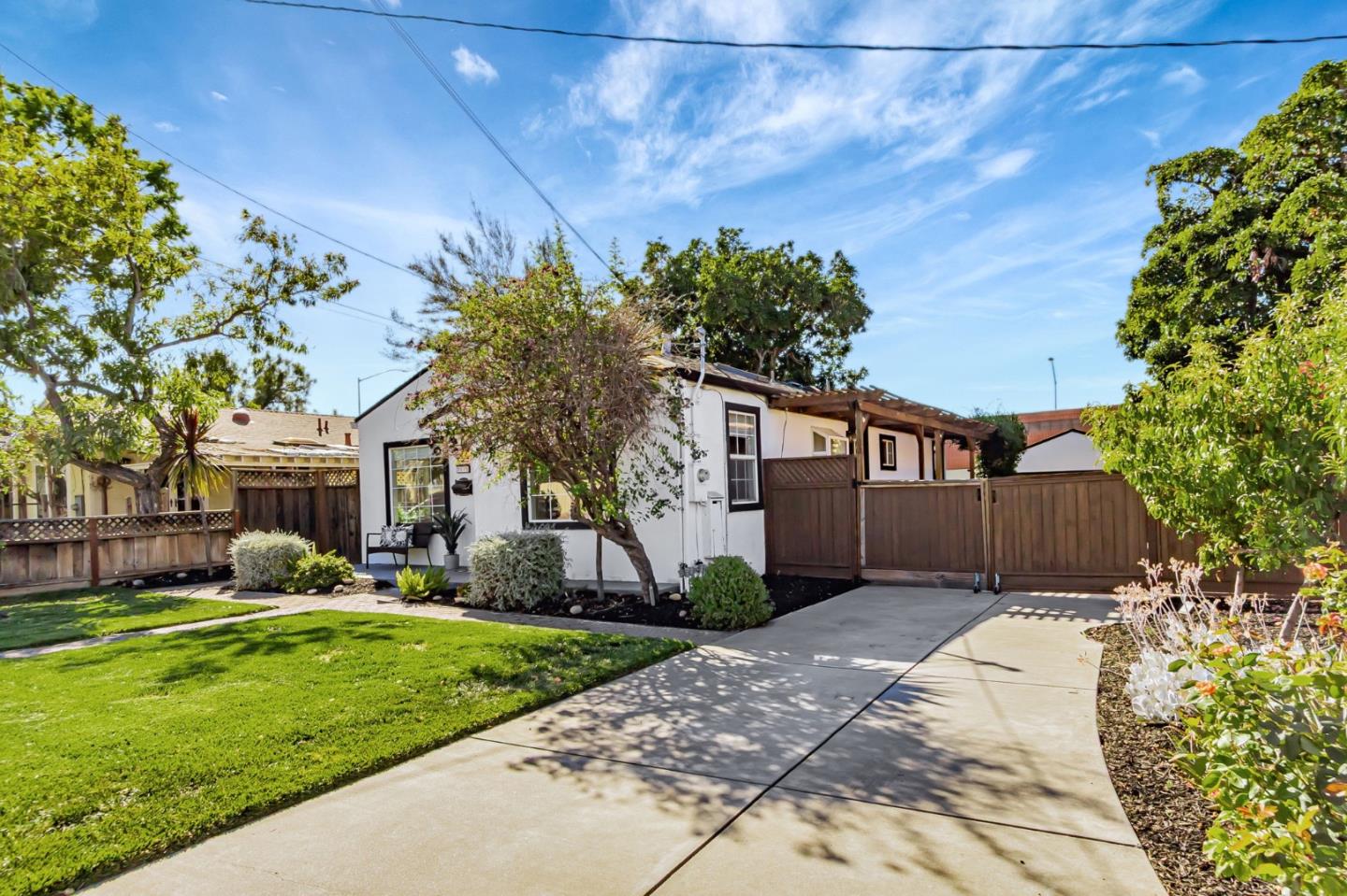 Detail Gallery Image 2 of 34 For 2571 Los Coches Ave, San Jose,  CA 95128 - 3 Beds | 1 Baths