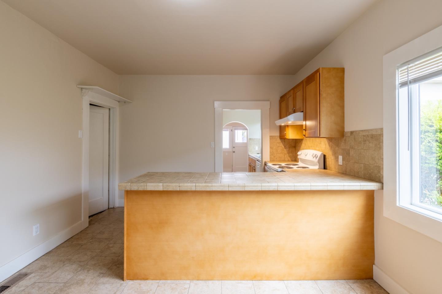 Detail Gallery Image 10 of 38 For 338 Watson St, Monterey,  CA 93940 - 5 Beds | 3/1 Baths