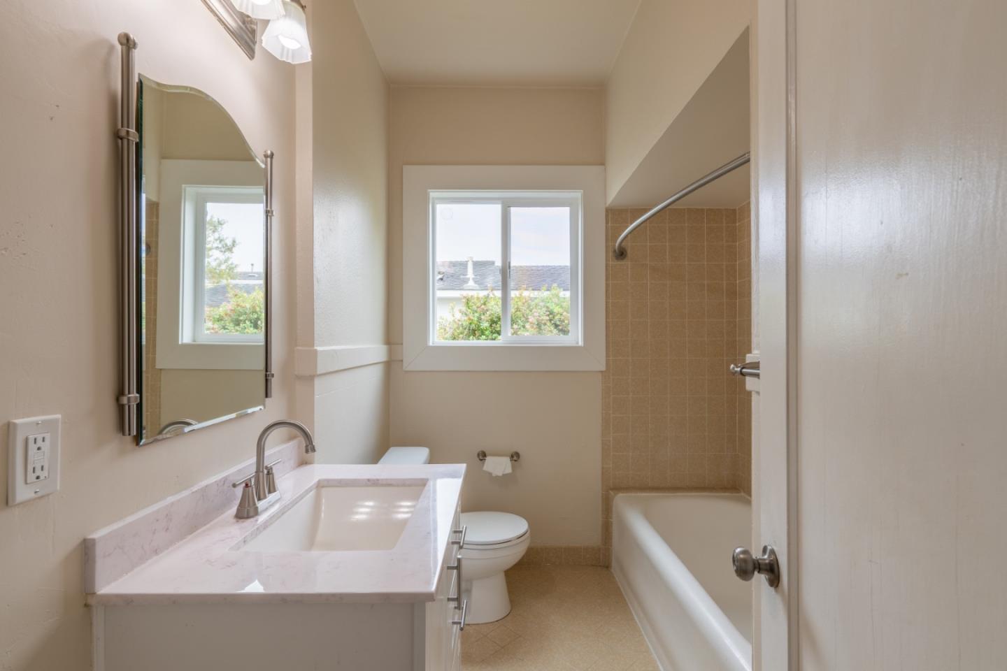 Detail Gallery Image 16 of 38 For 338 Watson St, Monterey,  CA 93940 - 5 Beds | 3/1 Baths