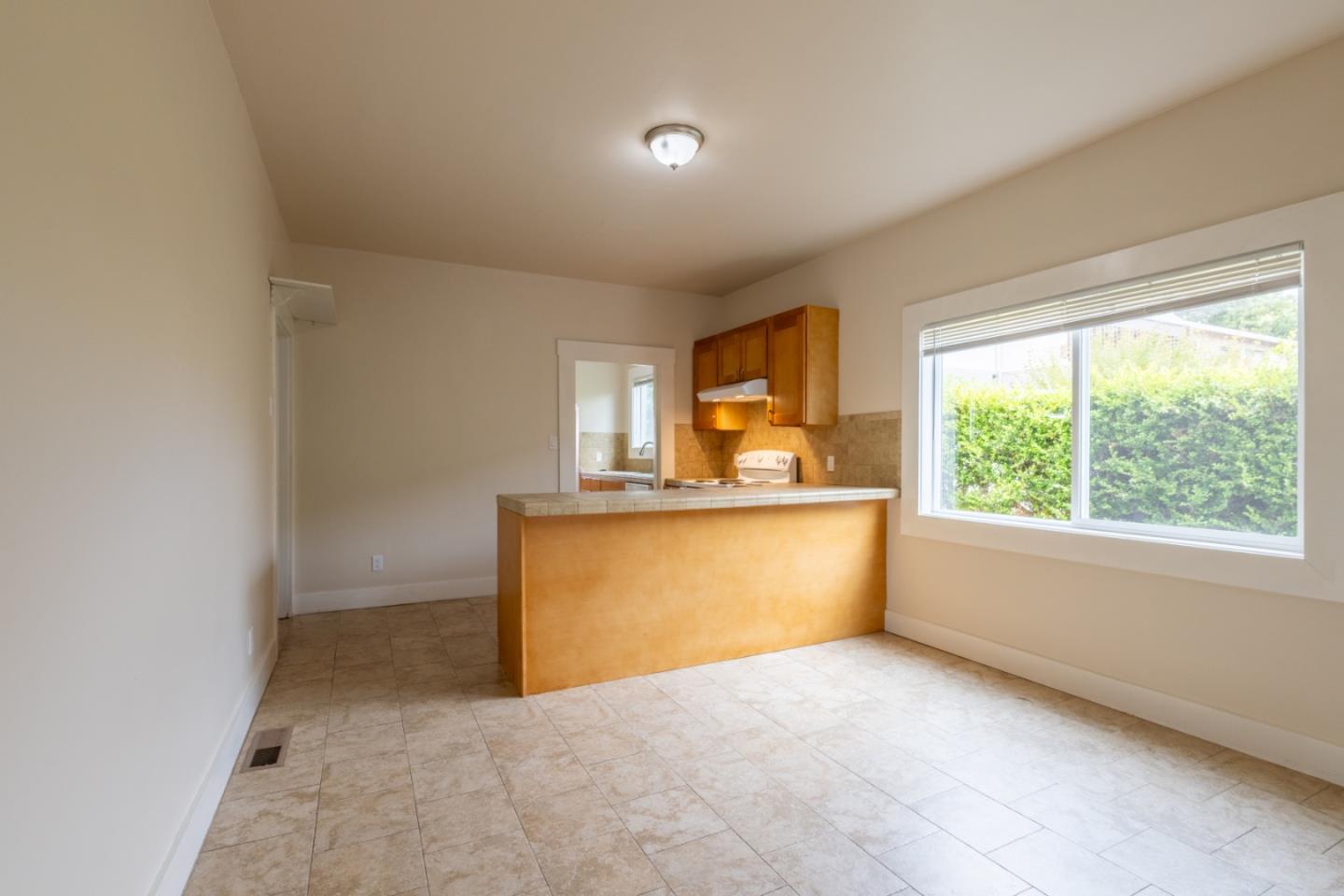 Detail Gallery Image 9 of 38 For 338 Watson St, Monterey,  CA 93940 - 5 Beds | 3/1 Baths