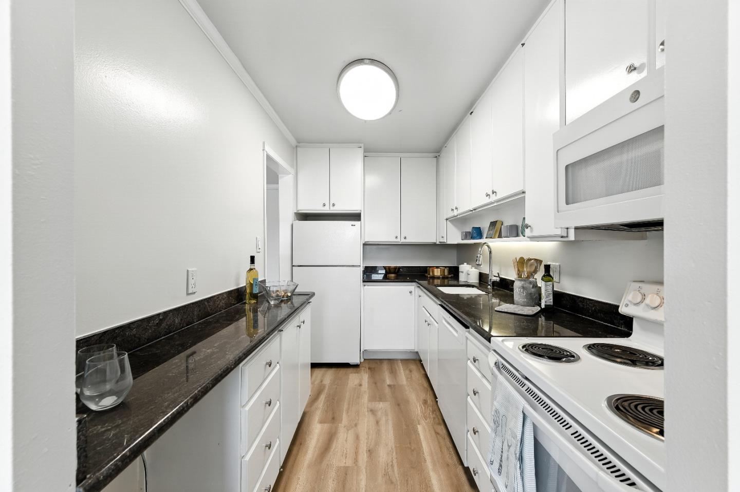 Detail Gallery Image 6 of 37 For 932 Peninsula Ave #406,  San Mateo,  CA 94401 - 2 Beds | 1 Baths