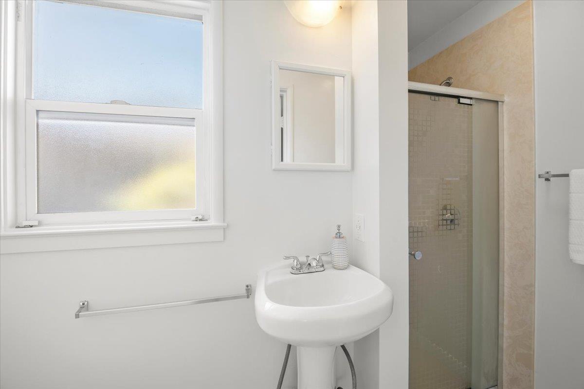 Detail Gallery Image 12 of 17 For 3888 Magnolia Dr, Palo Alto,  CA 94306 - 3 Beds | 2 Baths