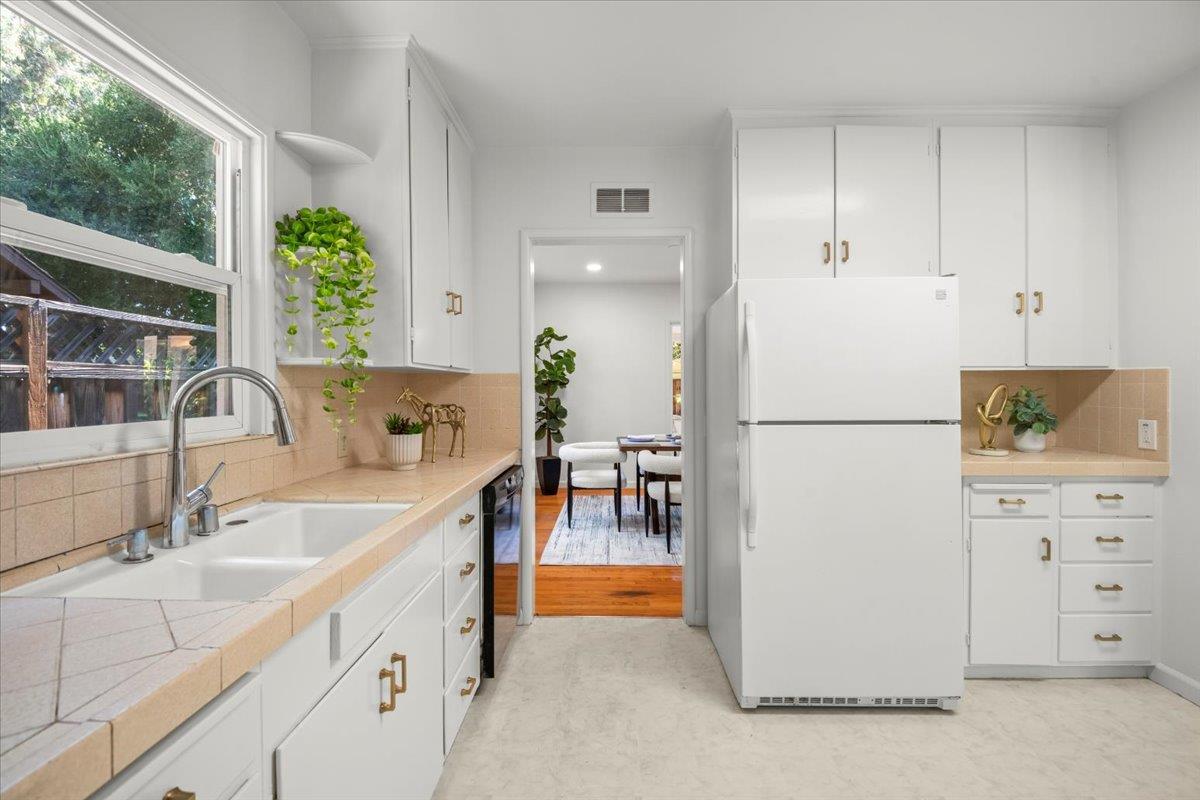 Detail Gallery Image 7 of 17 For 3888 Magnolia Dr, Palo Alto,  CA 94306 - 3 Beds | 2 Baths