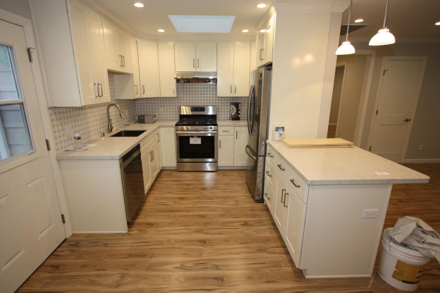 Detail Gallery Image 4 of 14 For 725 Laurel Ave, Burlingame,  CA 94010 - 3 Beds | 2 Baths
