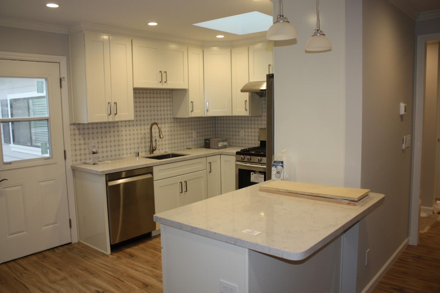 Detail Gallery Image 6 of 14 For 725 Laurel Ave, Burlingame,  CA 94010 - 3 Beds | 2 Baths