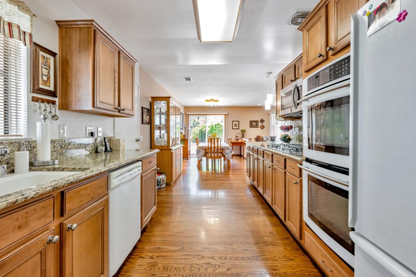 Detail Gallery Image 13 of 30 For 2941 Fleetwood Dr, San Bruno,  CA 94066 - 3 Beds | 2 Baths