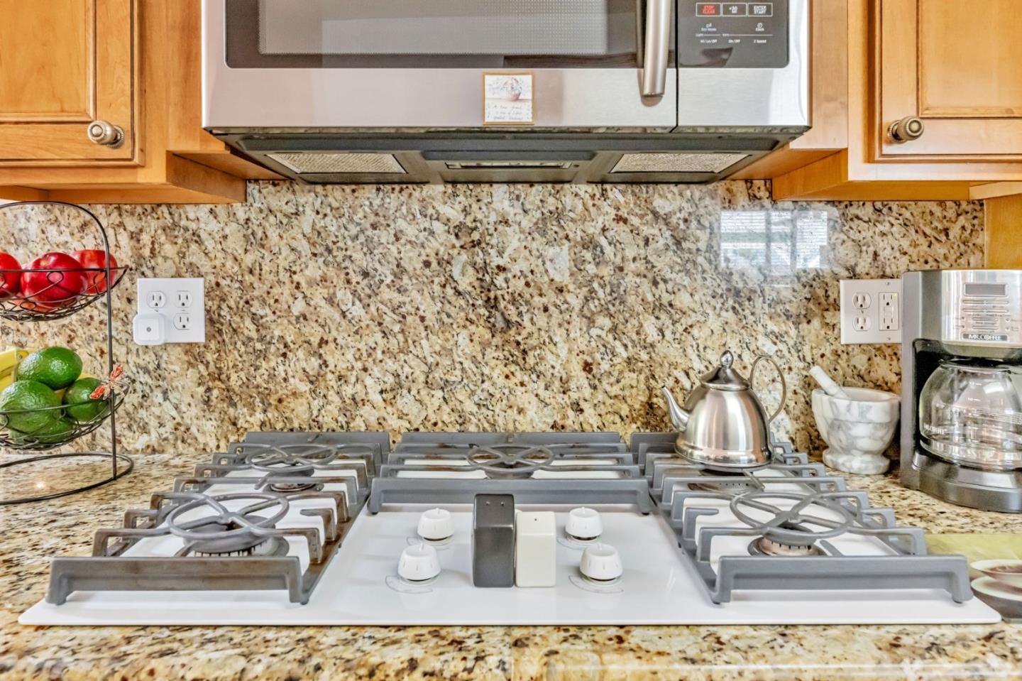Detail Gallery Image 16 of 30 For 2941 Fleetwood Dr, San Bruno,  CA 94066 - 3 Beds | 2 Baths