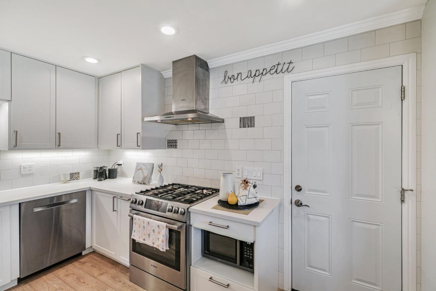 Detail Gallery Image 10 of 30 For 1715 Hogar Dr, San Jose,  CA 95124 - 3 Beds | 2 Baths