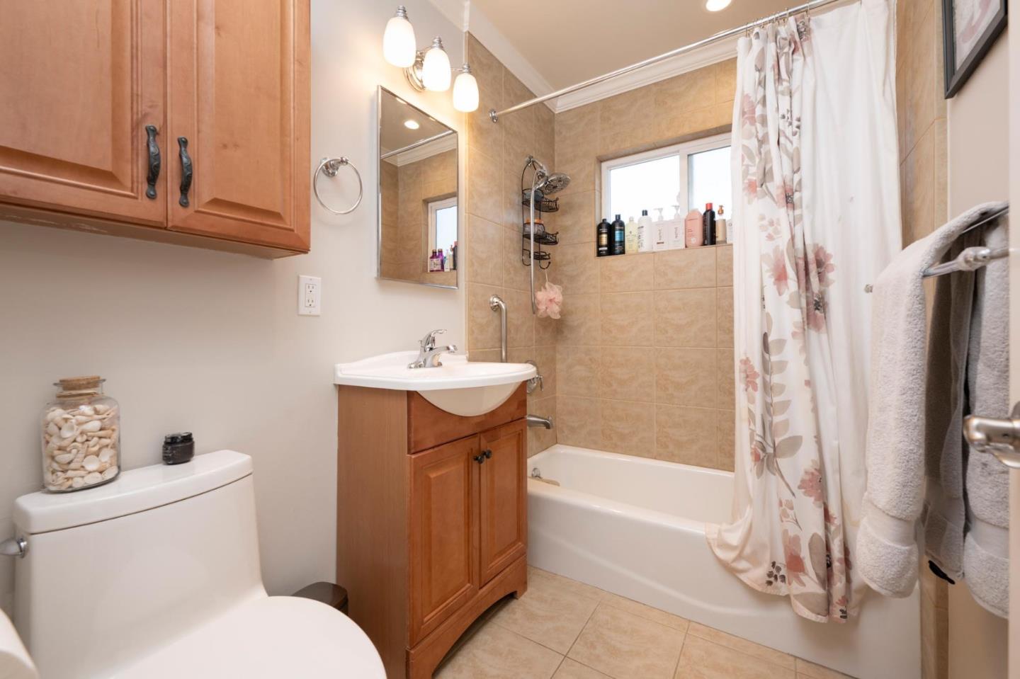 Detail Gallery Image 11 of 13 For 725 Laurel Ave a,  Burlingame,  CA 94010 - 3 Beds | 2 Baths