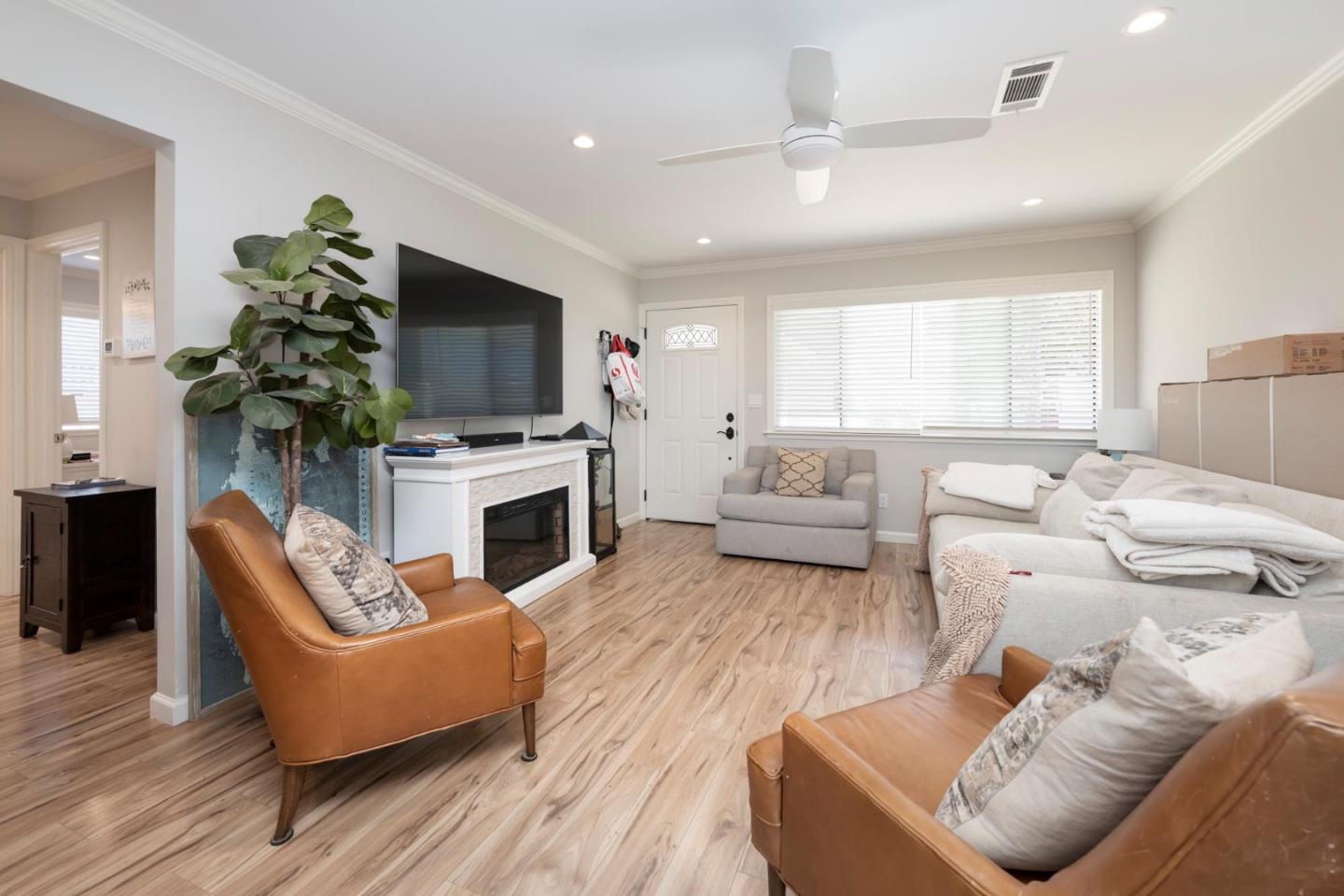 Detail Gallery Image 3 of 13 For 725 Laurel Ave a,  Burlingame,  CA 94010 - 3 Beds | 2 Baths