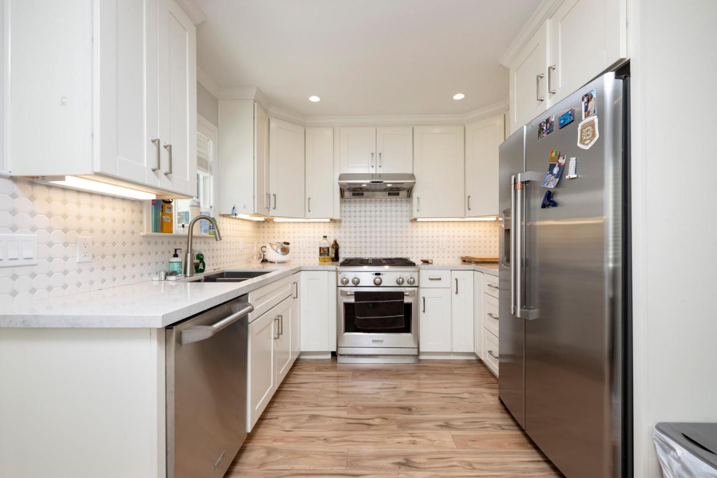 Detail Gallery Image 4 of 13 For 725 Laurel Ave a,  Burlingame,  CA 94010 - 3 Beds | 2 Baths