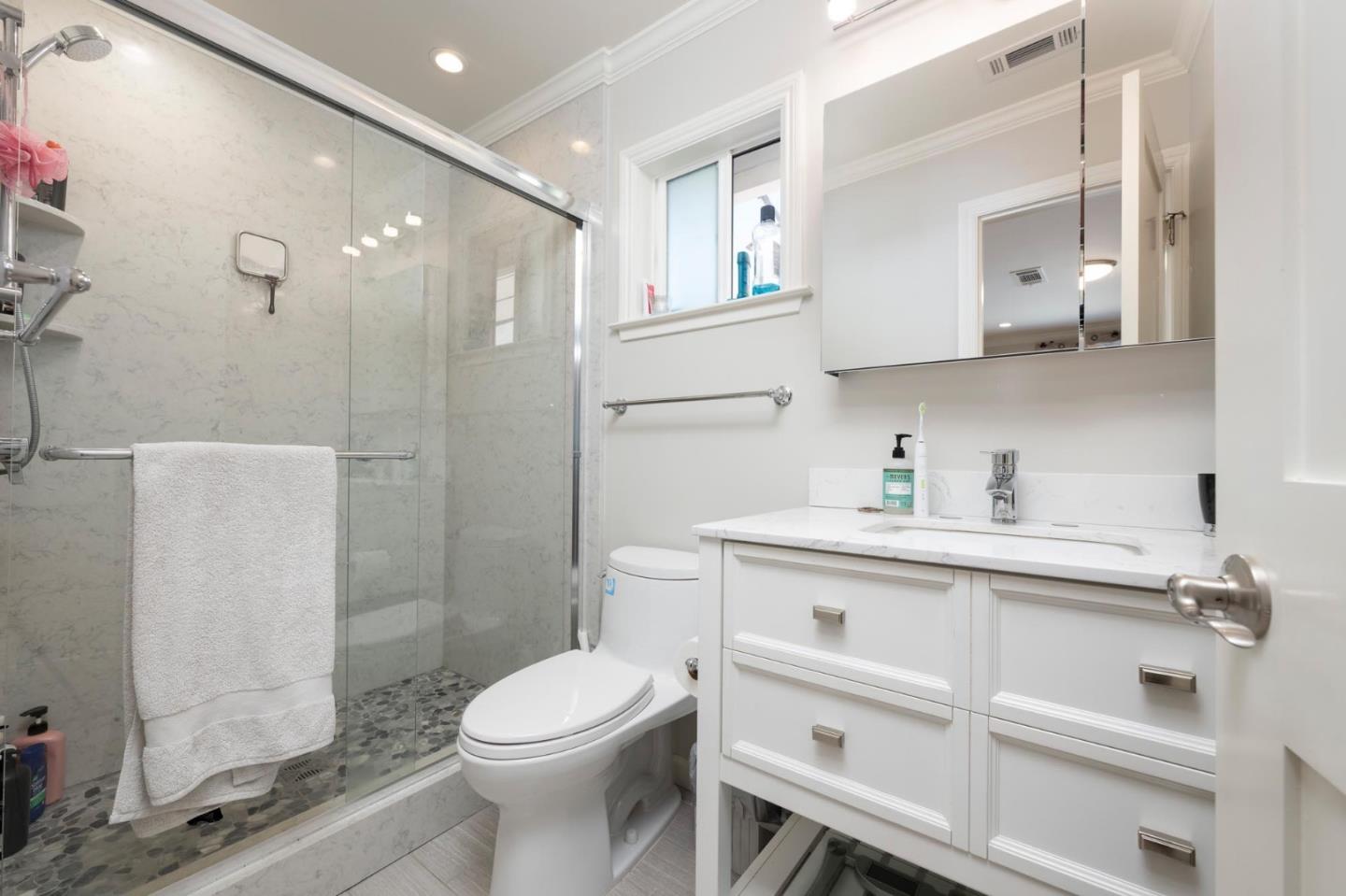 Detail Gallery Image 8 of 13 For 725 Laurel Ave a,  Burlingame,  CA 94010 - 3 Beds | 2 Baths
