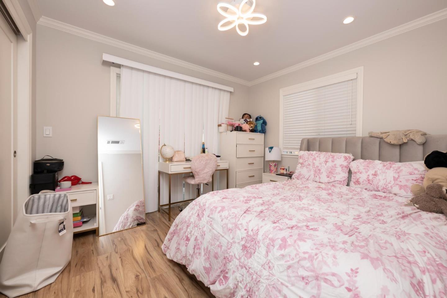 Detail Gallery Image 9 of 13 For 725 Laurel Ave a,  Burlingame,  CA 94010 - 3 Beds | 2 Baths