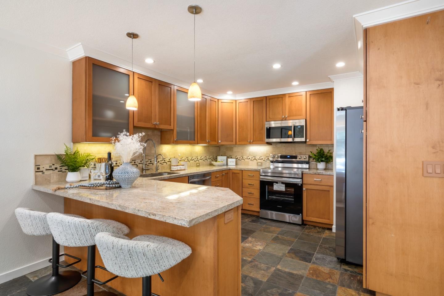 Detail Gallery Image 12 of 27 For 15 Calypso Ln, San Carlos,  CA 94070 - 3 Beds | 2/1 Baths