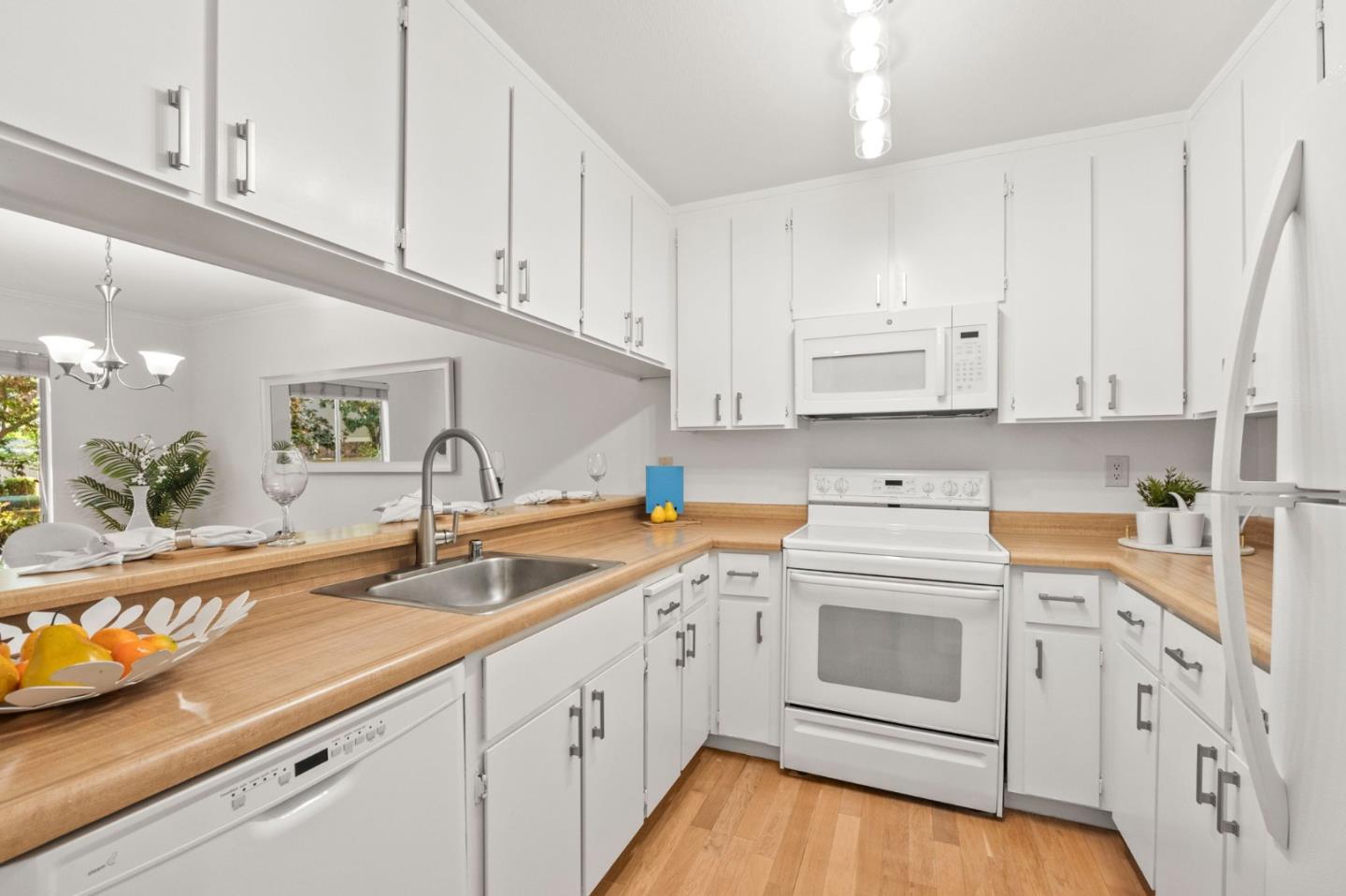 Detail Gallery Image 10 of 37 For 903 Apricot Ave #C,  Campbell,  CA 95008 - 2 Beds | 2 Baths