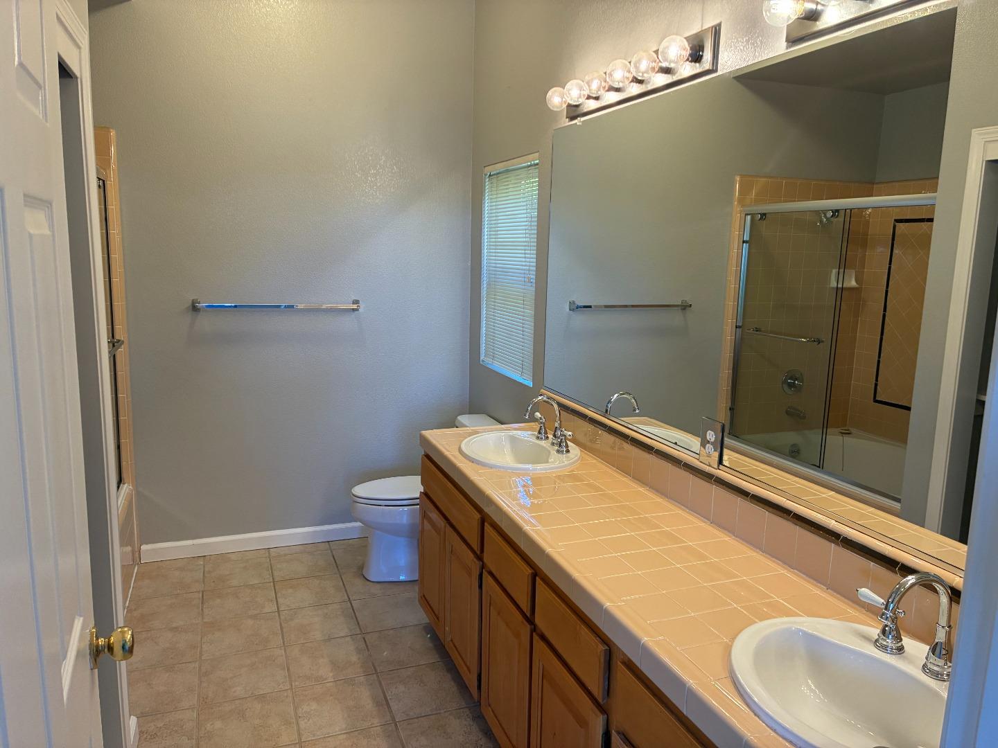 Detail Gallery Image 12 of 15 For 121 Crescent Ct, Brisbane,  CA 94005 - 3 Beds | 2 Baths