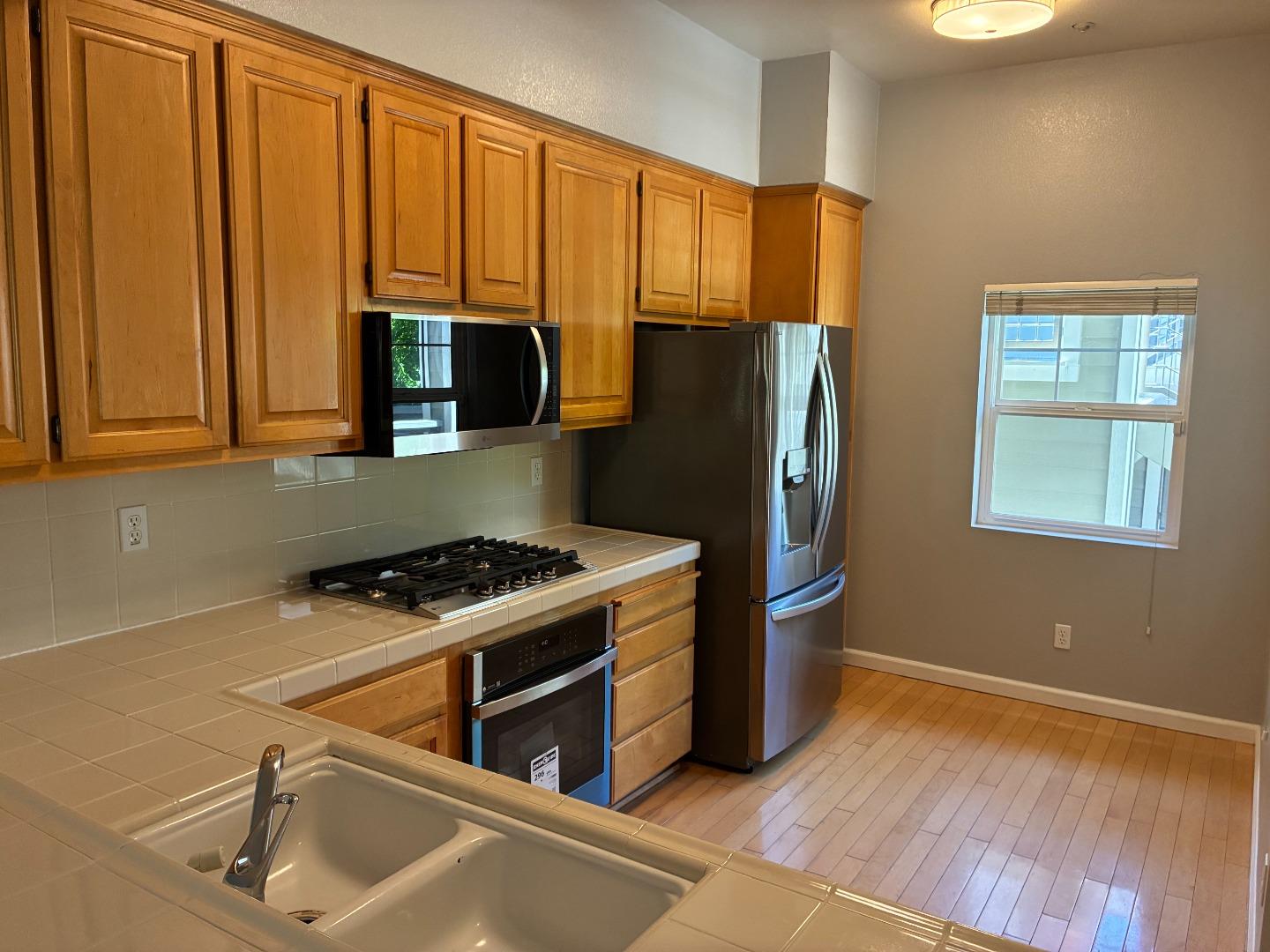 Detail Gallery Image 7 of 15 For 121 Crescent Ct, Brisbane,  CA 94005 - 3 Beds | 2 Baths