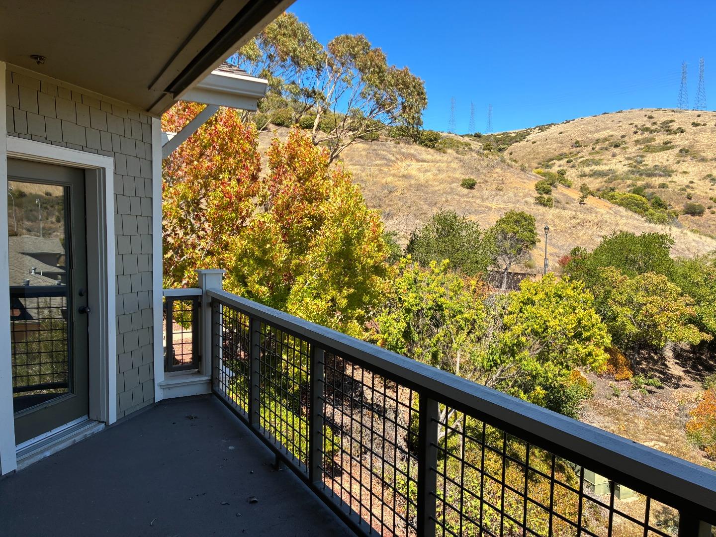 Detail Gallery Image 9 of 15 For 121 Crescent Ct, Brisbane,  CA 94005 - 3 Beds | 2 Baths